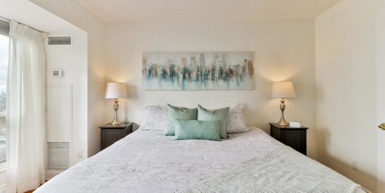 21_masterbedroom