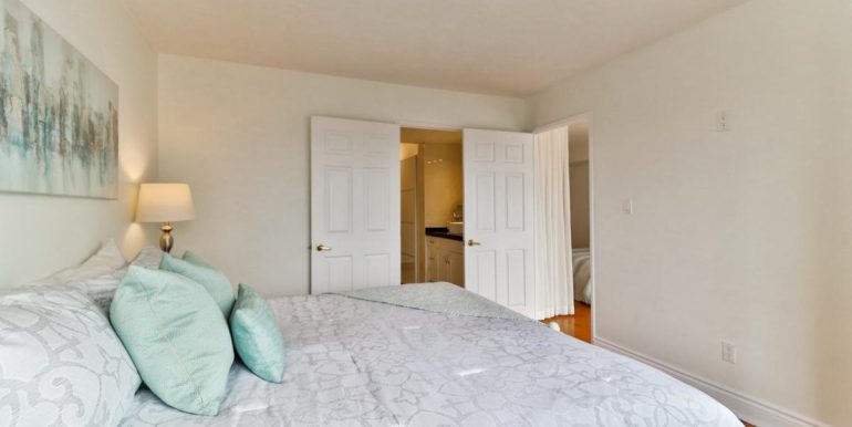 22_masterbedroom