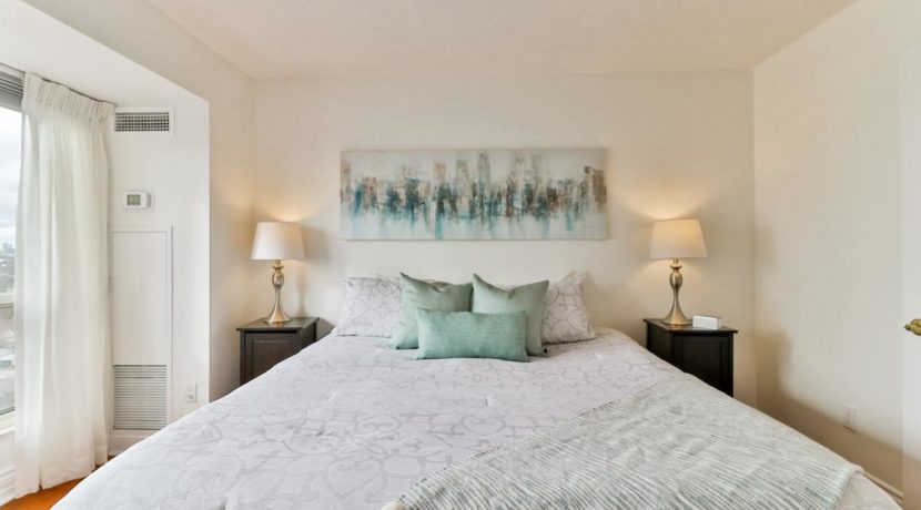21_masterbedroom