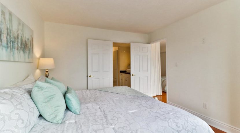 22_masterbedroom
