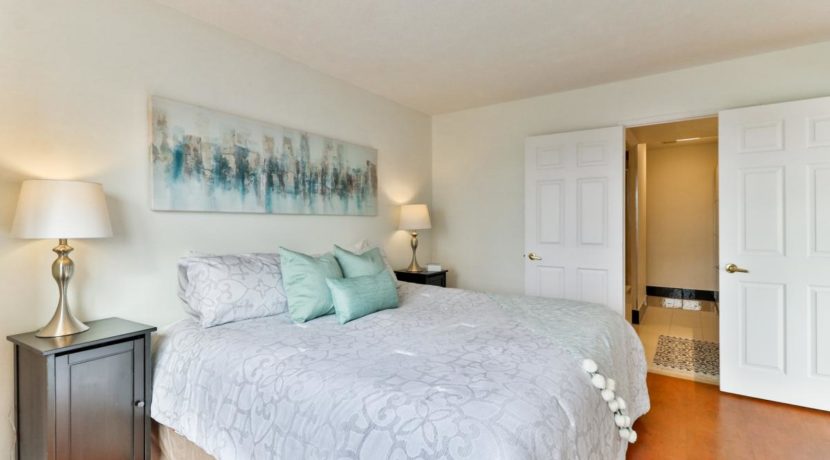 25_masterbedroom